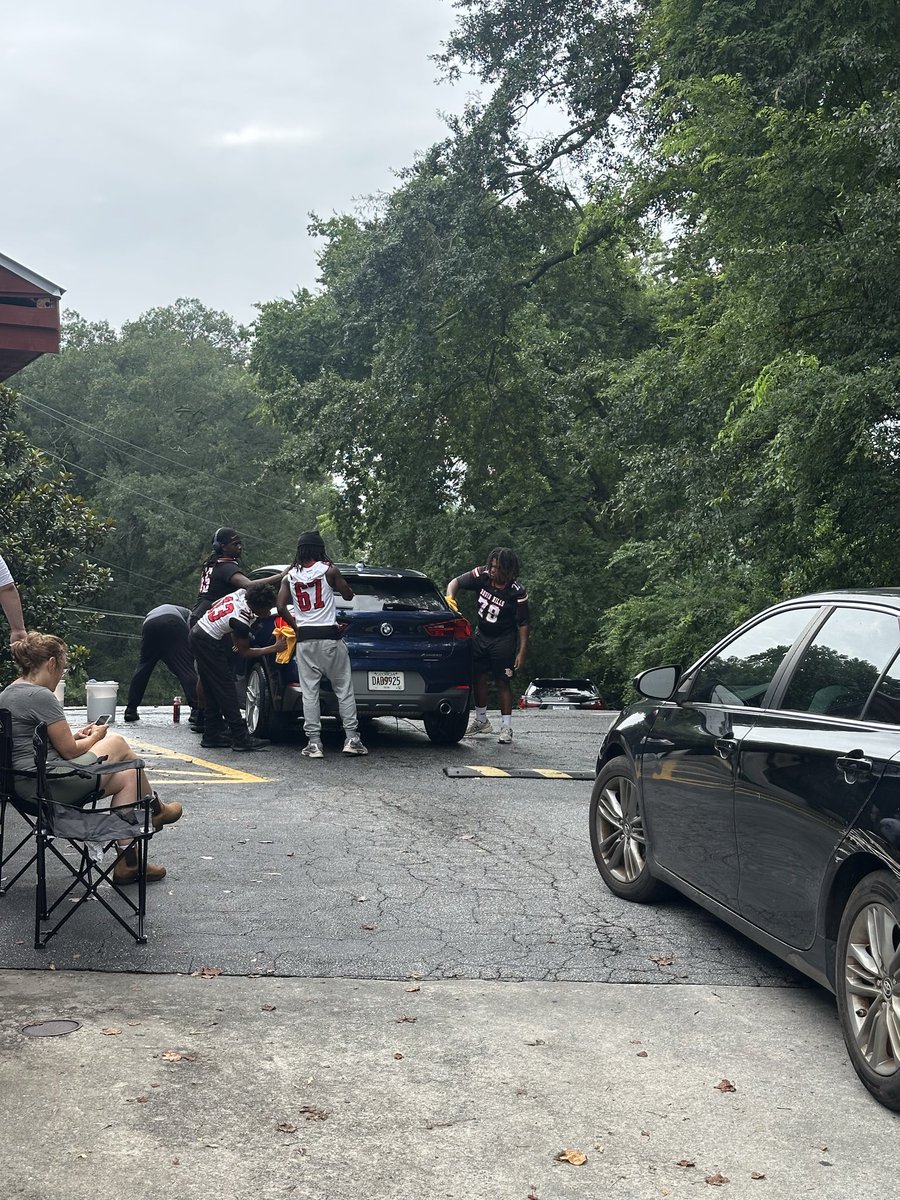 dhhs_devildogs's tweet photo. HAPPENING NOW! 

Come get your car or truck washed by our football team and coaches at Pig N Chik near Emory &amp; @QuikTrip 

#ANewDayOnDaHill https://t.co/iOd2KvIw0B