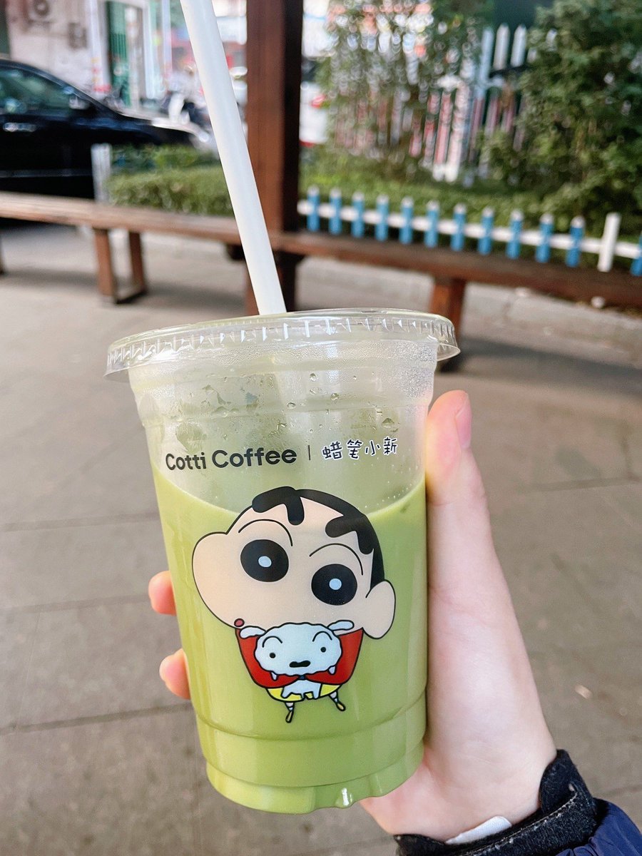 Amladam6's tweet photo. Try this 5-minute iced matcha latte at home! Whisk 1tsp matcha with 2oz hot water, pour over ice, then top with oat milk—creamy, sweet, and way cheaper than café versions! https://t.co/GRYQiIl7DO