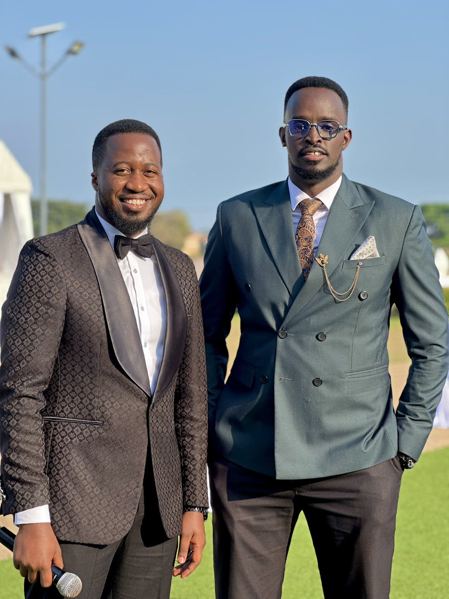 Wonder__jR's tweet photo. Mbu he wants to be de best man lol https://t.co/nPgATsu4Qy