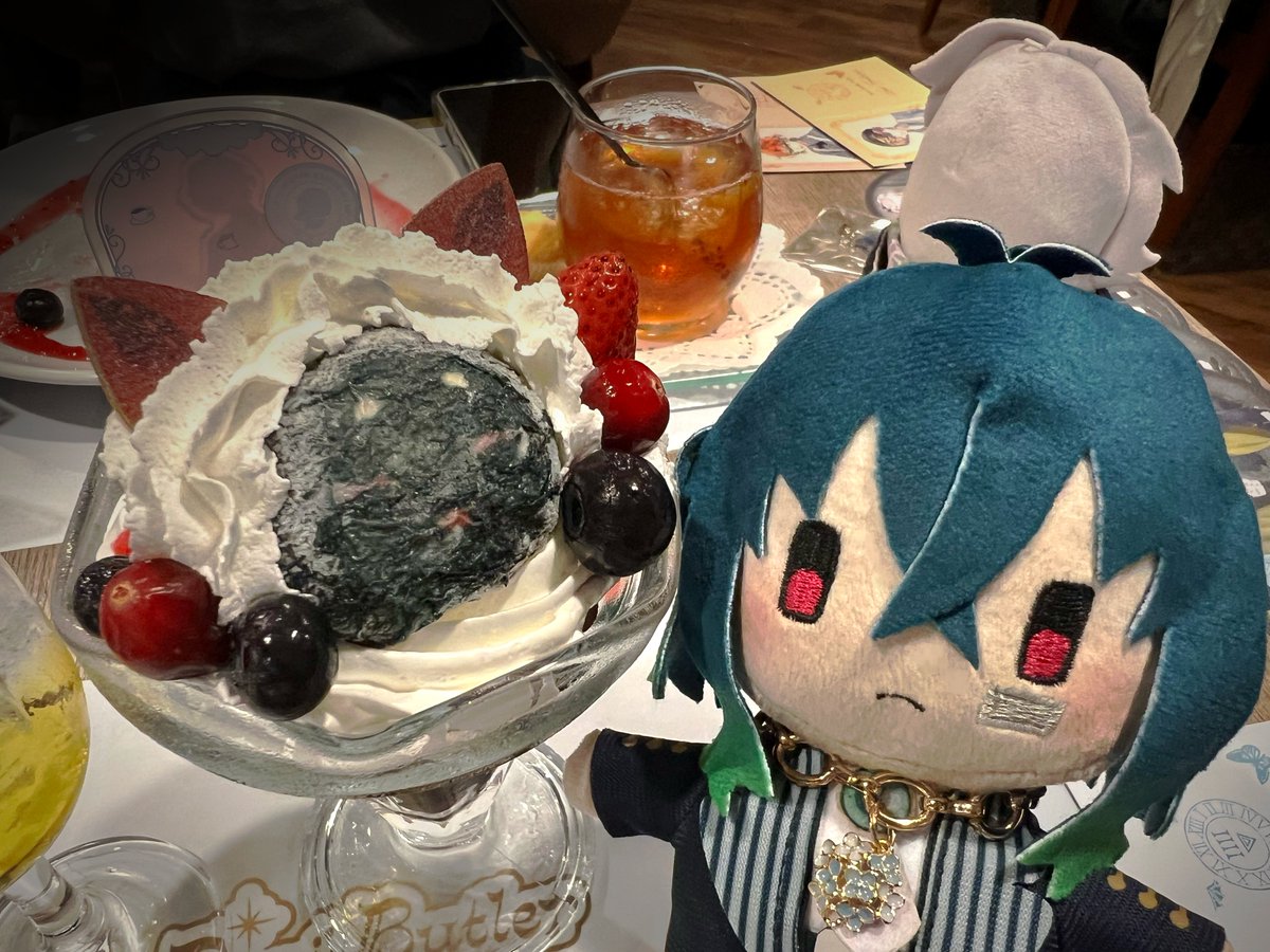 twi823's tweet photo. ありがたいことに、先日あくねこアニカフェへ行ってまいりました！
「レモンとローズマリーのはちみつモクテル」がすごく美味しかったのでオススメです☺️またどこかで飲みたい美味しさでした。
顔面凍結ムーちゃんと、うちのおぬいティンさんと新入りのパルティンちゃん。 https://t.co/IGPz8ThYZh