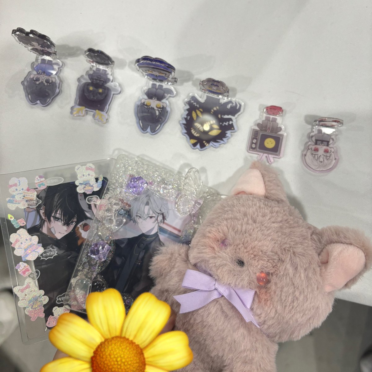 haru_rowe's tweet photo. 수작업 이모지 붙이기...
아니 배경찍을게 없어서 바닥에 대고 찍은게 개웃김ㅠ https://t.co/IhM2YlPkLT