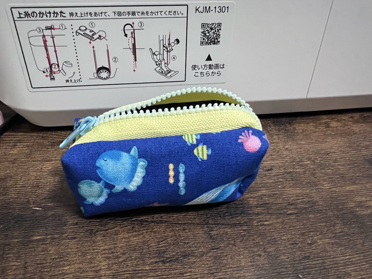 manapspspsps's tweet photo. 2作品目。大体できた！うまくいったぞ！と思ったのに何故か金具がポーチの中から出てくるという…なんという失態 https://t.co/Sf05k5LHx0