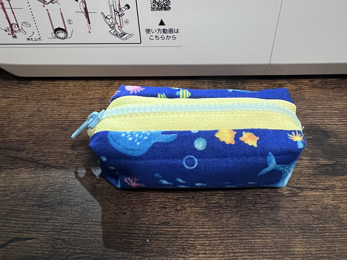 manapspspsps's tweet photo. 2作品目。大体できた！うまくいったぞ！と思ったのに何故か金具がポーチの中から出てくるという…なんという失態 https://t.co/Sf05k5LHx0