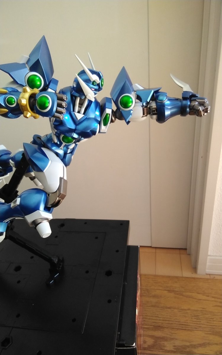 hayanke's tweet photo. 今日もソウルゲインでポージング
センチネルストア限定特典の、アニメ最終話で装着したツヴァイザーゲインの左腕
「借りるぞ、ヴィンデル…！」
「まだだ、まだ終わっていない！」
いやぁこれが再現できるのは熱いって
#スパロボOG
#スーパーロボット大戦OG 
#千値練 https://t.co/44EgYCZdQP