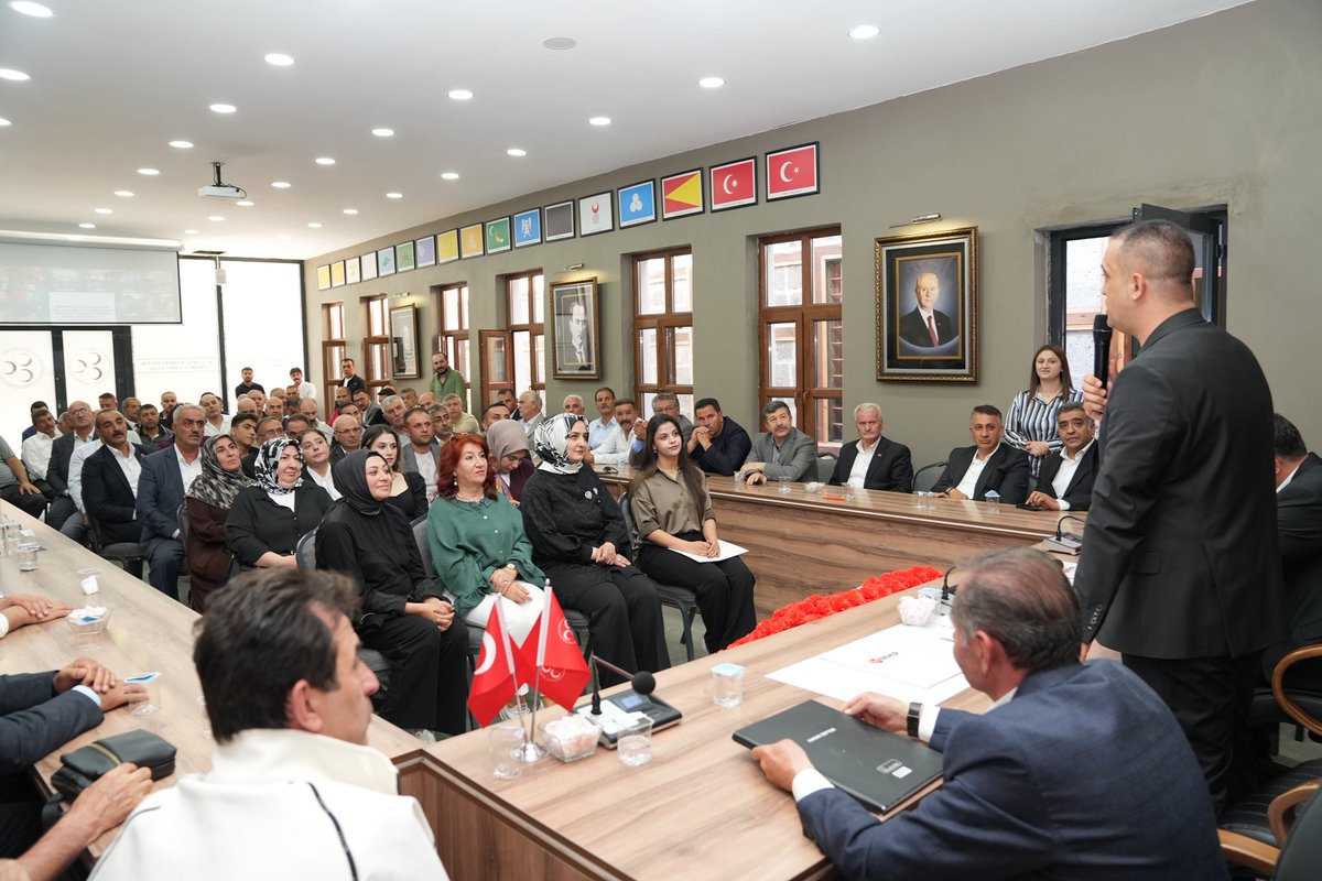 ademyurdagul's tweet photo. 📍MHP ERZURUM TEŞKİLAT TOPLANTISI

Milliyetçi Hareket Partisi Erzurum İl Başkanlığı olarak, 20 ilçemizde büyük bir coşkuyla tamamladığımız ilçe kongrelerimiz sonrası, Genel Başkanımız Sayın Devlet Bahçeli Beyefendi’nin emir ve talimatları doğrultusunda 5 Eylül’de gerçekleştireceğimiz il kongremiz üzerine istişarelerde bulunmak üzere teşkilatımızla İl Başkanlığımızda bir araya geldik. 

Göreve geldiğimiz günden bu yana güçlü teşkilat yapımız, birlik, beraberlik ve Liderimize olan mutlak sadakatimizle hizmet verdiğimiz kadim şehrimiz Erzurum’da partimize ve şehrimize yakışır bir il kongresinin hazırlıklarını başlattık.

Bu vesileyle yeni dönemde Liderimizin emrinde, ilçelerimizin hizmetinde görev yapacak tüm başkanlarımızı tebrik ediyor, gerçekleşen kongrelerimizde emeklerinden dolayı tüm yol arkadaşlarıma, İl Yöneticilerimize, Ülkü Ocakları İl ve İlçe teşkilatlarına, İlçe Başkanlarımıza, Meclis Üyelerimize, Kaçep Birimimize, Kamu-Sen, TürkAv ve Türk Hukuk Enstitüsüne teşekkür ediyorum.

Lider ülke Türkiye yolunda, yılmayacak, yorulmayacak tek yürek var gücümüzle çalışacağız.