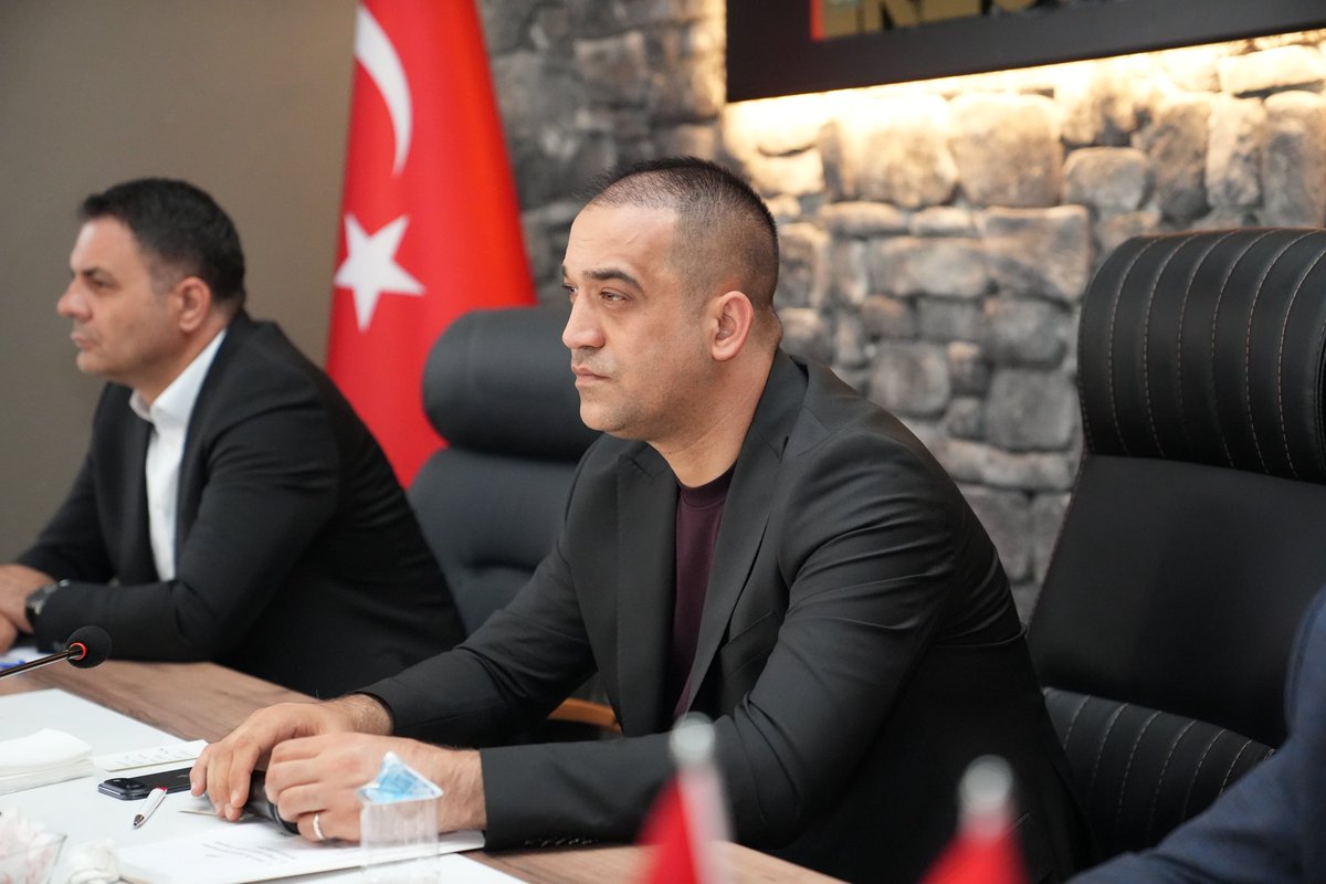 ademyurdagul's tweet photo. 📍MHP ERZURUM TEŞKİLAT TOPLANTISI

Milliyetçi Hareket Partisi Erzurum İl Başkanlığı olarak, 20 ilçemizde büyük bir coşkuyla tamamladığımız ilçe kongrelerimiz sonrası, Genel Başkanımız Sayın Devlet Bahçeli Beyefendi’nin emir ve talimatları doğrultusunda 5 Eylül’de gerçekleştireceğimiz il kongremiz üzerine istişarelerde bulunmak üzere teşkilatımızla İl Başkanlığımızda bir araya geldik. 

Göreve geldiğimiz günden bu yana güçlü teşkilat yapımız, birlik, beraberlik ve Liderimize olan mutlak sadakatimizle hizmet verdiğimiz kadim şehrimiz Erzurum’da partimize ve şehrimize yakışır bir il kongresinin hazırlıklarını başlattık.

Bu vesileyle yeni dönemde Liderimizin emrinde, ilçelerimizin hizmetinde görev yapacak tüm başkanlarımızı tebrik ediyor, gerçekleşen kongrelerimizde emeklerinden dolayı tüm yol arkadaşlarıma, İl Yöneticilerimize, Ülkü Ocakları İl ve İlçe teşkilatlarına, İlçe Başkanlarımıza, Meclis Üyelerimize, Kaçep Birimimize, Kamu-Sen, TürkAv ve Türk Hukuk Enstitüsüne teşekkür ediyorum.

Lider ülke Türkiye yolunda, yılmayacak, yorulmayacak tek yürek var gücümüzle çalışacağız.