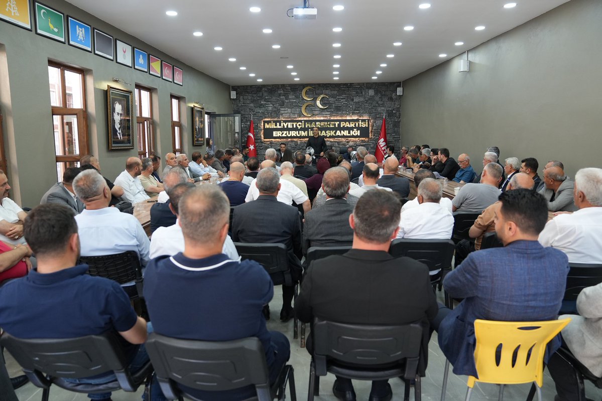 ademyurdagul's tweet photo. 📍MHP ERZURUM TEŞKİLAT TOPLANTISI

Milliyetçi Hareket Partisi Erzurum İl Başkanlığı olarak, 20 ilçemizde büyük bir coşkuyla tamamladığımız ilçe kongrelerimiz sonrası, Genel Başkanımız Sayın Devlet Bahçeli Beyefendi’nin emir ve talimatları doğrultusunda 5 Eylül’de gerçekleştireceğimiz il kongremiz üzerine istişarelerde bulunmak üzere teşkilatımızla İl Başkanlığımızda bir araya geldik. 

Göreve geldiğimiz günden bu yana güçlü teşkilat yapımız, birlik, beraberlik ve Liderimize olan mutlak sadakatimizle hizmet verdiğimiz kadim şehrimiz Erzurum’da partimize ve şehrimize yakışır bir il kongresinin hazırlıklarını başlattık.

Bu vesileyle yeni dönemde Liderimizin emrinde, ilçelerimizin hizmetinde görev yapacak tüm başkanlarımızı tebrik ediyor, gerçekleşen kongrelerimizde emeklerinden dolayı tüm yol arkadaşlarıma, İl Yöneticilerimize, Ülkü Ocakları İl ve İlçe teşkilatlarına, İlçe Başkanlarımıza, Meclis Üyelerimize, Kaçep Birimimize, Kamu-Sen, TürkAv ve Türk Hukuk Enstitüsüne teşekkür ediyorum.

Lider ülke Türkiye yolunda, yılmayacak, yorulmayacak tek yürek var gücümüzle çalışacağız.