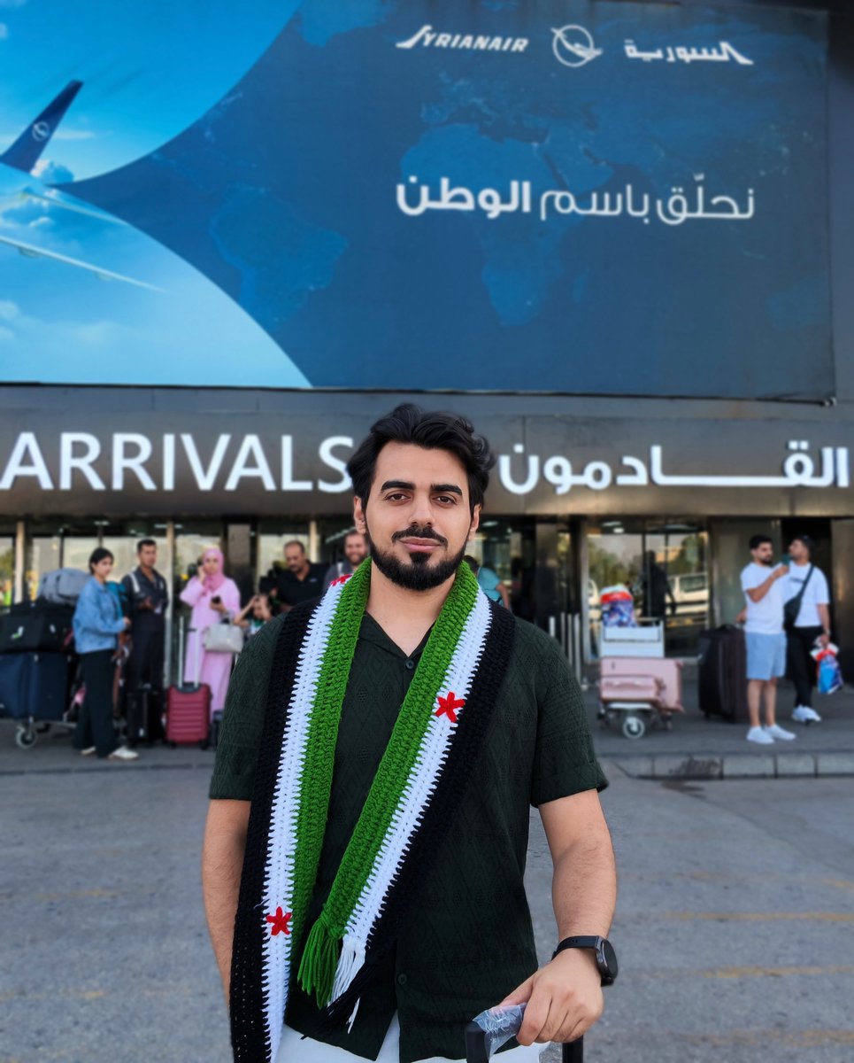ivarmm's tweet photo. رسمياً | مُضَر على أرض الجمهورية العربية السورية الحرة 💚🇸🇾

- بعد 13 عاماً و11 شهراً و10 أيام (5092 يوماً) على تلك الفجرية القسرية (27 رمضان)، حين تسللت من حدود وطني خلسة نحو بلاد اللجوء، أعود اليوم إليه من مطاره، مطار دمشق الدولي، معززاً مكرماً حامداً وشاكراً.

- الآن أقف على أرض وطني الذي عاد لي، لنا، الذي لم يغب عني يوماً، وإن غبتُ عنه. الآن في حوران، مسقط رأسي وحيث بدأت الحكاية السورية، في درعا مهد الثورة وحبيبة قلبي.

- شكراً للجميع، شكراً لمن تابعني ورافقني المشوار خلال تلك السنوات الطويلة والصعبة، شكراً لجميع أصدقاء الثورة، سوريين وعرباً، ولمن كان معي وعرفني منذ أن كنت "إياد الحوراني" ثم "إيفار"، شكراً على تلك الأيام، أشكركم جميعاً من القلب يا أصدقاء.

- الشعور لا يوصف أبداً، لا والله، الحمد والشكر لله.. 

- كلنا إلى الشام | #عودتي 
15/08/2012 -> 25/07/2026