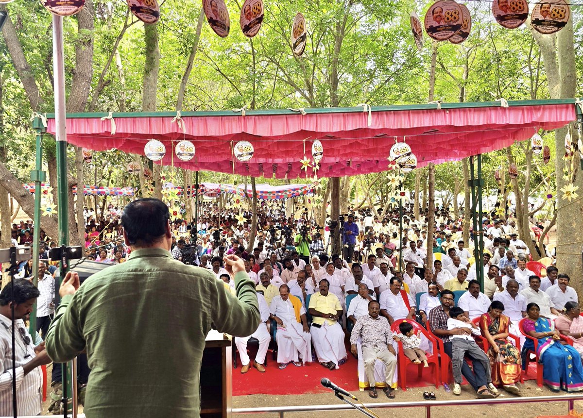 draramadoss's tweet photo. விழுப்புரம் மாவட்டம், திண்டிவனம் அருகே ஒலக்கூரில் அமைந்துள்ள மருத்துவர் ச.இராமதாசு கல்வி அறக்கட்டளையில் மருத்து அய்யா அவர்களின் 88-ஆவது பிறந்தநாள் விழா, மரக்கன்றுகள் நடும் விழாவில், மருத்துவர் அய்யா மற்றும் சரசுவதி அம்மையார் ஆகியோருடன் பங்கேற்ற போது. உடன் முனைவர் சௌமியா அன்புமணி MLA மற்றும் குடும்பத்தினர்.!
