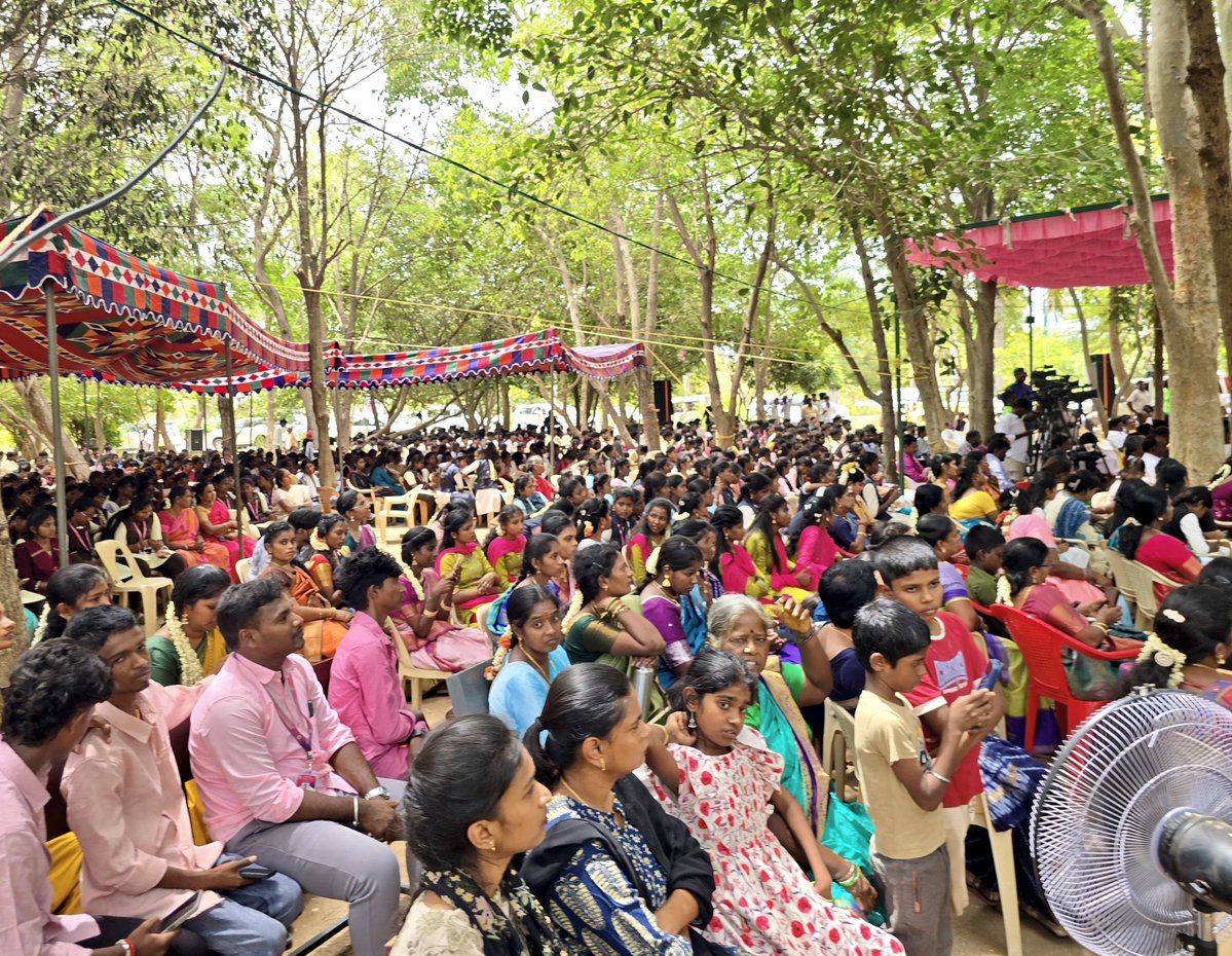 draramadoss's tweet photo. விழுப்புரம் மாவட்டம், திண்டிவனம் அருகே ஒலக்கூரில் அமைந்துள்ள மருத்துவர் ச.இராமதாசு கல்வி அறக்கட்டளையில் மருத்து அய்யா அவர்களின் 88-ஆவது பிறந்தநாள் விழா, மரக்கன்றுகள் நடும் விழாவில், மருத்துவர் அய்யா மற்றும் சரசுவதி அம்மையார் ஆகியோருடன் பங்கேற்ற போது. உடன் முனைவர் சௌமியா அன்புமணி MLA மற்றும் குடும்பத்தினர்.!