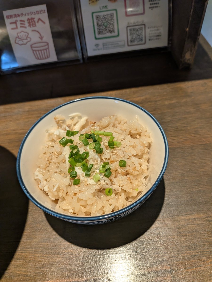 nabekichi01's tweet photo. 蒼天さん(エイトカリィ)にて「鯛出汁濃厚白湯ラーメン(醤油)&amp;鯛めし」
店の代名詞的なラーメンと言うだけにホントに美味しかった♪これまでの「面白美味しい一杯」とは一線を画す「本当に美味しい一杯」という感じで締めに相応しい一杯でした！

…え？

塩　も　あ　る　っ　て　？
(マジか…) https://t.co/gRREcQygt6