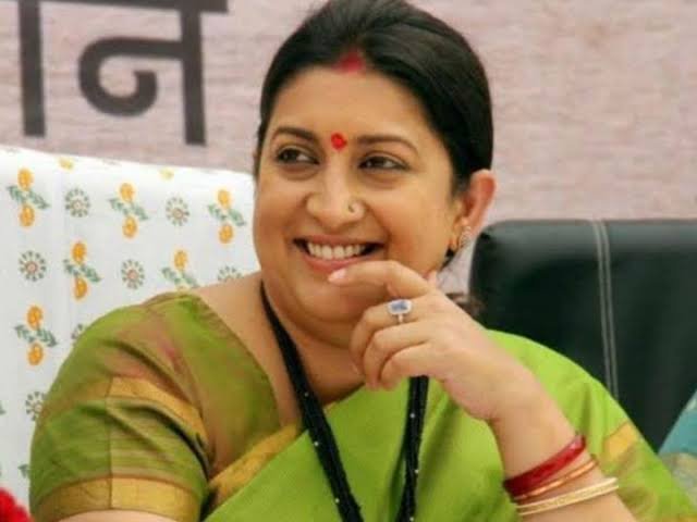 old_cricketer's tweet photo. 2014 में जब भाजपा को केंद्र सरकार बनाने का जब पूर्ण बहुमत मिला था, तब भाजपा के 21 सांसद बेहद उच्च कोटि की शिक्षा प्राप्त थे, प्रोफेसर डॉक्टर थे।
इनमें मुरली मनोहर जोशी और राजनाथ सिंह जैसे लोग भी थे जो शिक्षक रहे हैं।

पर इन सबको दरकिनार करके मानव संसाधन विकास मंत्री बारहवीं पास स्मृति ईरानी को बनाया था नरेंद्र मोदी ने।

तभी से स्पष्ट था कि नरेंद्र मोदी सरकार की प्राथमिकता में शिक्षा विभाग नहीं है।

तो जो आज हुआ, इसकी शुरुआत 2014 से ही हो चुकी थी।

हर बार कुछ अलग करते दिखना मास्टरस्ट्रोक नहीं होता।

ज्यादा अलग अलग करने वाले अंत में अलग थलग ही पड़ जाते हैं।