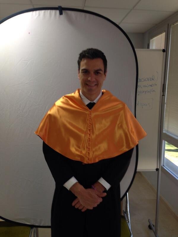 itsdairong's tweet photo. Yo graduándome en medicina sin saber si el potasio entra o sale https://t.co/8R1TOLuxTr