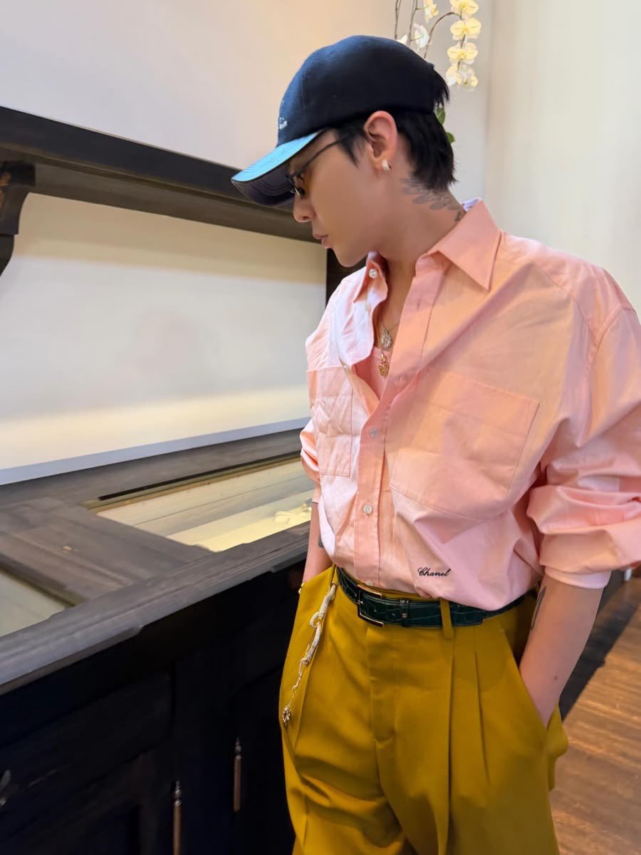 GDRAGONedgy's tweet photo. halo semuanya, saya GDragon 
tahun kelahiran saya 1988, gapapa emang paling tua disini haha, visi misi saya bekerja di sini adalah karna saya suka style yg casual dan ingin menciptakan desigh design casual dan nyentrik sesuai perkembangan modern. terimakasih https://t.co/1YATTW4gUL