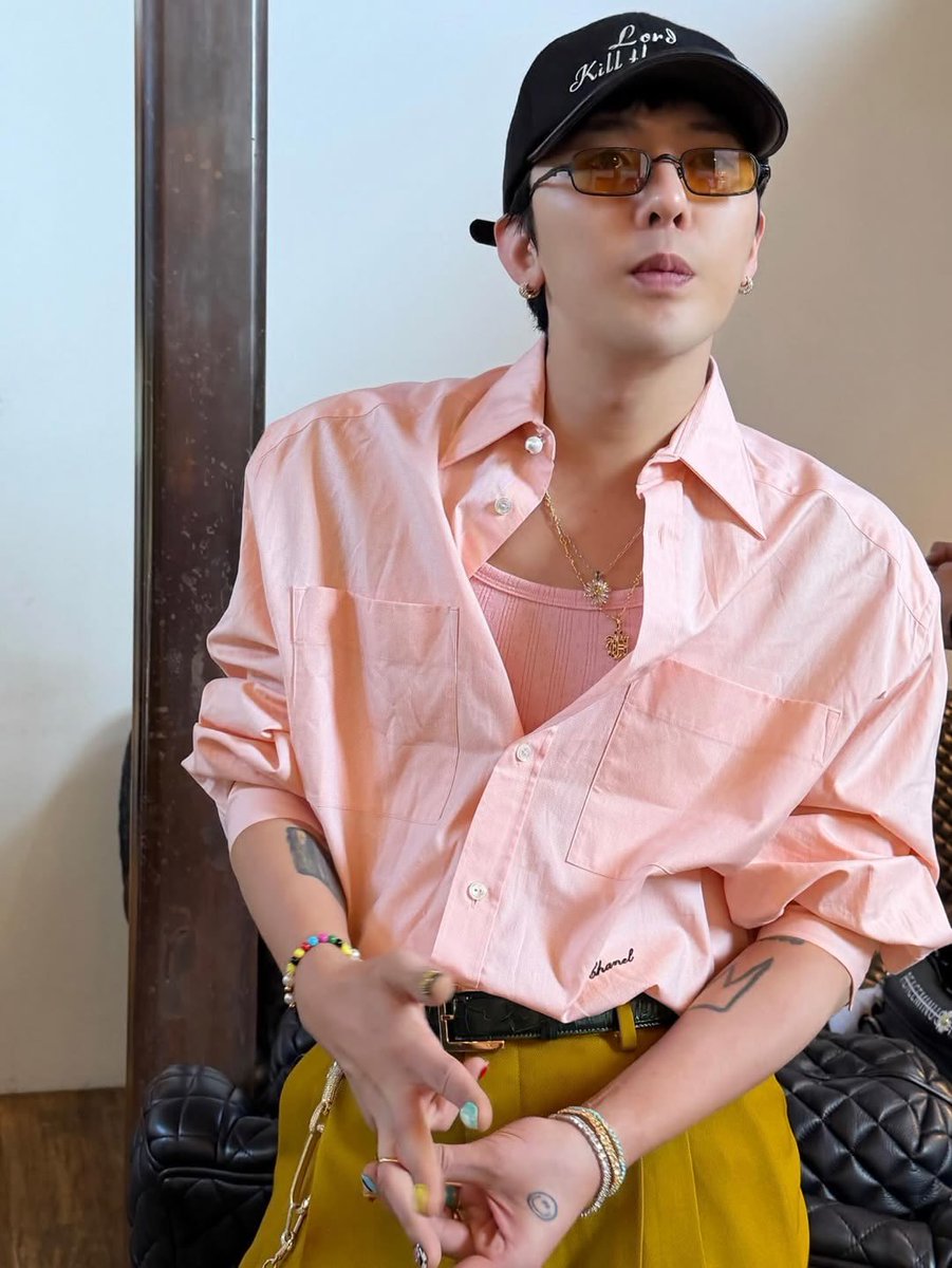 GDRAGONedgy's tweet photo. halo semuanya, saya GDragon 
tahun kelahiran saya 1988, gapapa emang paling tua disini haha, visi misi saya bekerja di sini adalah karna saya suka style yg casual dan ingin menciptakan desigh design casual dan nyentrik sesuai perkembangan modern. terimakasih https://t.co/1YATTW4gUL