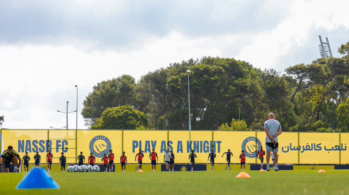 6aY2q's tweet photo. لافتة في مقر تدريبات النصر:

نلعب كالفرسان 

PLAY AS A KNIGHT🐎💛💙 https://t.co/tWFqVsMgtz