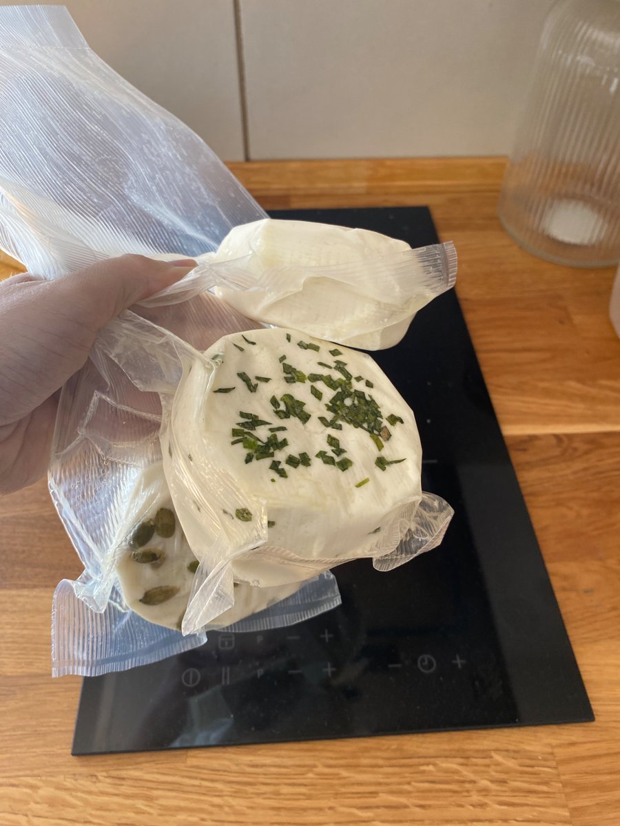 janabejbe's tweet photo. Kupila tonu domaceg kozjeg sira sa raznim ukusima i domaćeg paradaiza #isthisreallife https://t.co/Z0zTIXD0FW