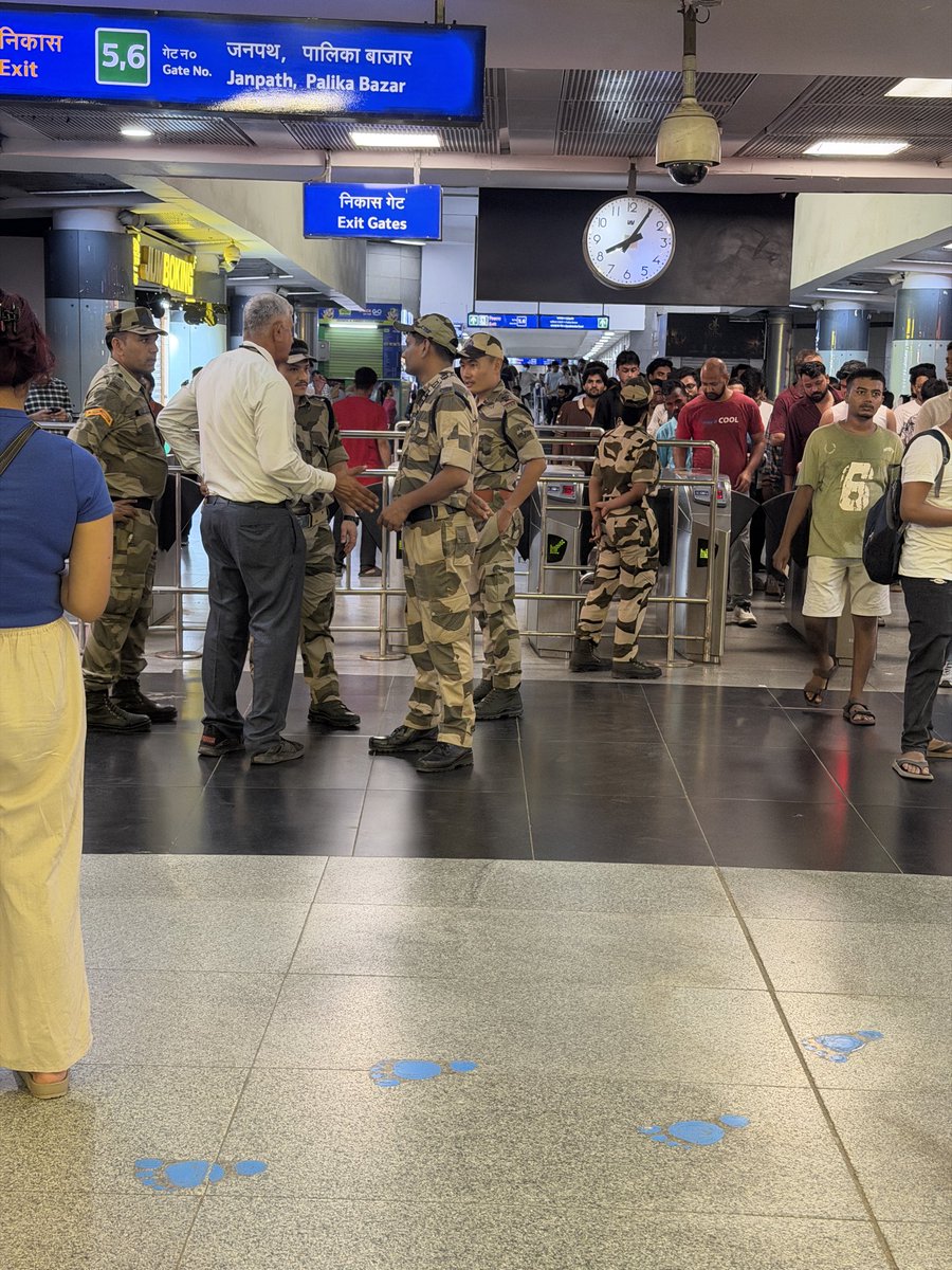 arpit_dadheech_'s tweet photo. @OfficialDMRC Exiting is still not allowed at Rajiv chowk https://t.co/EXgnQJTrVg