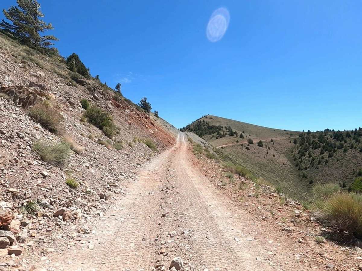 FatTireBikeFun's tweet photo. My hardest ride was pedaling up the Big Southern Butte in southern Idaho.  Success after 7 attempts over 3 months.  Learn each time, plan for the worst, and enjoy the ride.  On Strava only 12 men and no women have ever pedaled up the Big Southern Butte.  The KOM is almost an hour for 4.8 miles.  Very rocky and rough road. Amazing 360 degree view from the top. You can see for miles and miles in each direction, and I hit snow once.  My final attempt, I packed my Surly Pugsley with  ten water bottles with iced green tea with honey, about 2000 calories of picnic foods, and made it a day trip.  I got off the Big Southern Butte with my derailer broken and 6 hours total time to pedal 4.8 miles up and white nuckle 4.8  miles down.  At the halfway point, people launch hang gliders... seriously! 

https://t.co/2TEjkYok0D