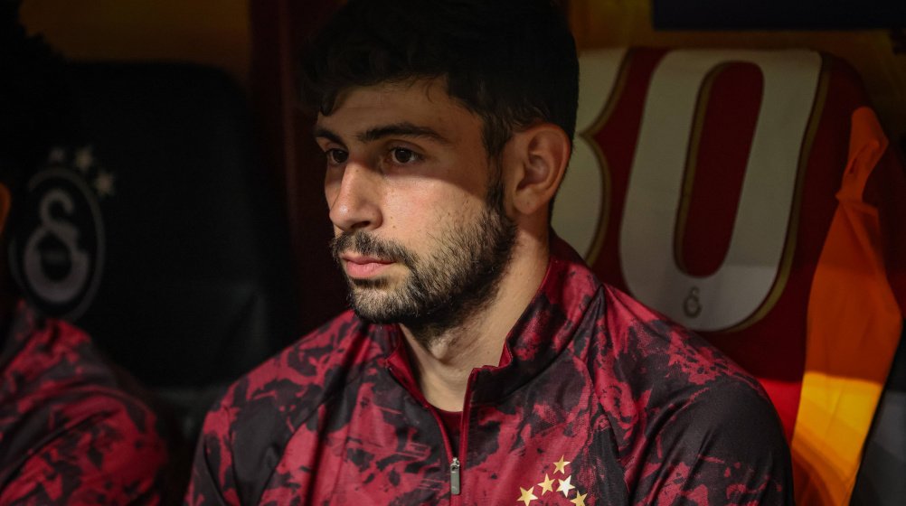 Burakeren_1987's tweet photo. Yusuf Demir, başarısızlığına kılıf bulmasın. Yarattığı hayal kırıklığı sadece Galatasaray'la sınırlı kalmıyor. Barcelona'dan başlar, arada kiralık oynadığı Rapid Wien'le de devam eder.

🔸İlk sezonunda Milli Takım'dan sakat dönmüş, idmana çıkması için iğne yapılması teklif edilmiş, kabul etmemiş. Yıllar öncesinden bahsediyor.

🔸Sonraki yıllar peki? O noktada sorun aşadı da neden Galatasaray'da kalmak için yıllarını harcadı? Yıllarını harcarken de, performans olarak sana ne verdi?

🔸Şans bulmadım da diyemez. Yusuf Demir şu maçta da iyiydi diyebileceğimiz bir an var mı?

Hayal kırıklığısın. Galatasaray sana yine iyi şans verdi. Bu kadar uzun süre Galatasaray formasını giymemesi gerekiyordu. Galatasaray'dan ayrılıp da, boş yapanlar beni benden alıyor.