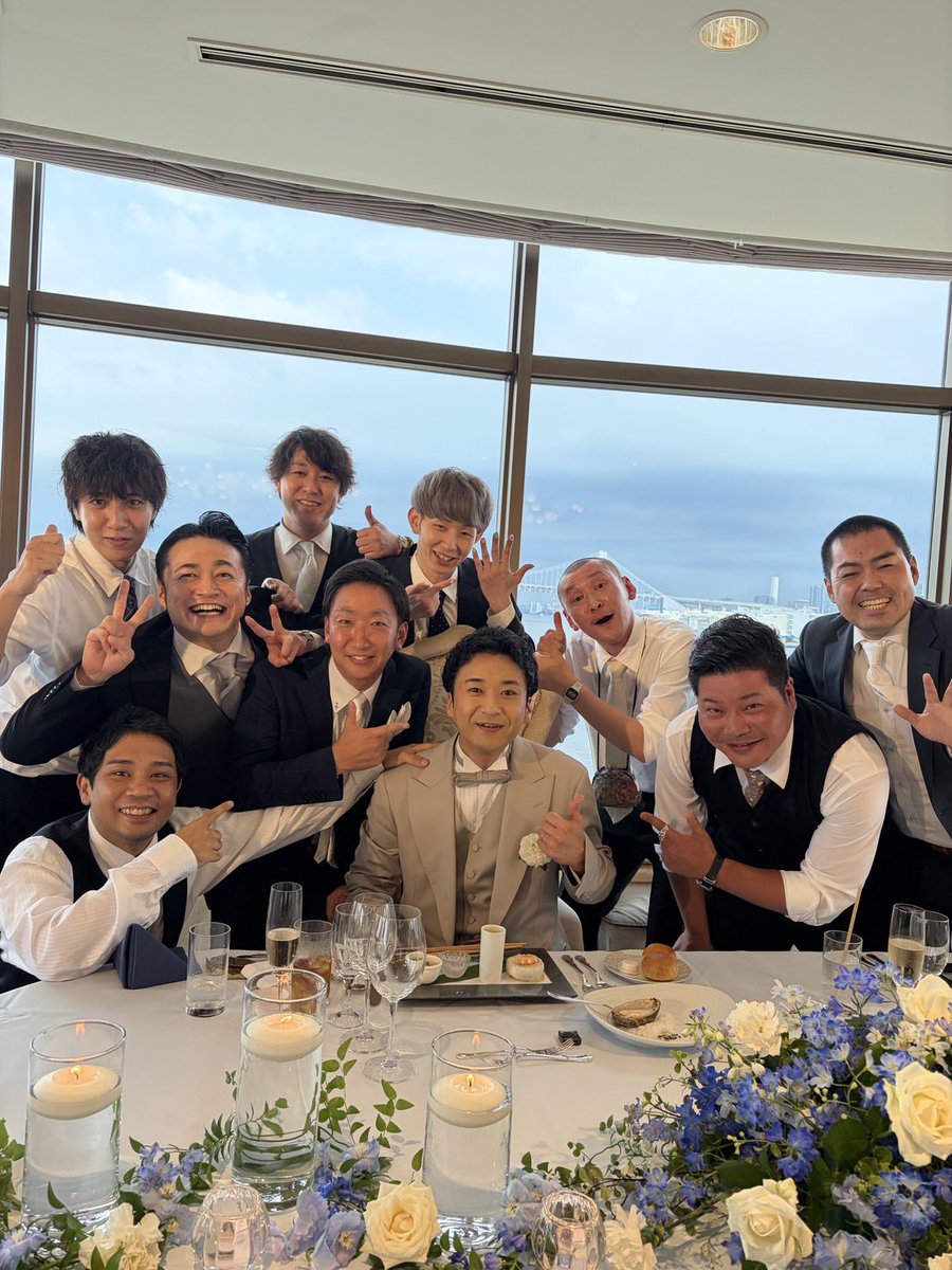 yonemesho's tweet photo. 吉野の結婚式最高でした💍
柏木のスピーチが良すぎて全員泣いてた。
吉野お幸せに🥰
同卓みんなで吉野と、自撮り棒スタンバイ銀次さんとナベ、喫煙所の伊藤と柏木と素敵じゃないか2人の親友新野君、すんごい色のカクテル呑んでる畠中 https://t.co/pq5ngoktsL
