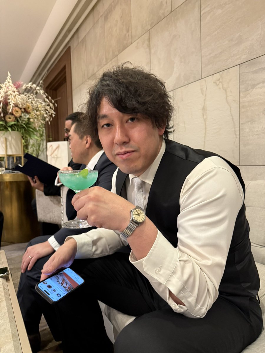 yonemesho's tweet photo. 吉野の結婚式最高でした💍
柏木のスピーチが良すぎて全員泣いてた。
吉野お幸せに🥰
同卓みんなで吉野と、自撮り棒スタンバイ銀次さんとナベ、喫煙所の伊藤と柏木と素敵じゃないか2人の親友新野君、すんごい色のカクテル呑んでる畠中 https://t.co/pq5ngoktsL