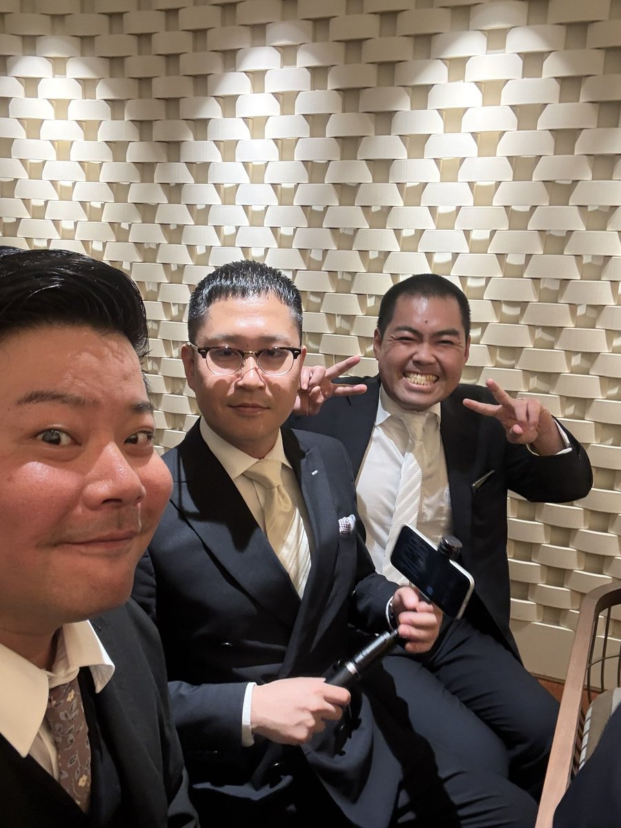 yonemesho's tweet photo. 吉野の結婚式最高でした💍
柏木のスピーチが良すぎて全員泣いてた。
吉野お幸せに🥰
同卓みんなで吉野と、自撮り棒スタンバイ銀次さんとナベ、喫煙所の伊藤と柏木と素敵じゃないか2人の親友新野君、すんごい色のカクテル呑んでる畠中 https://t.co/pq5ngoktsL