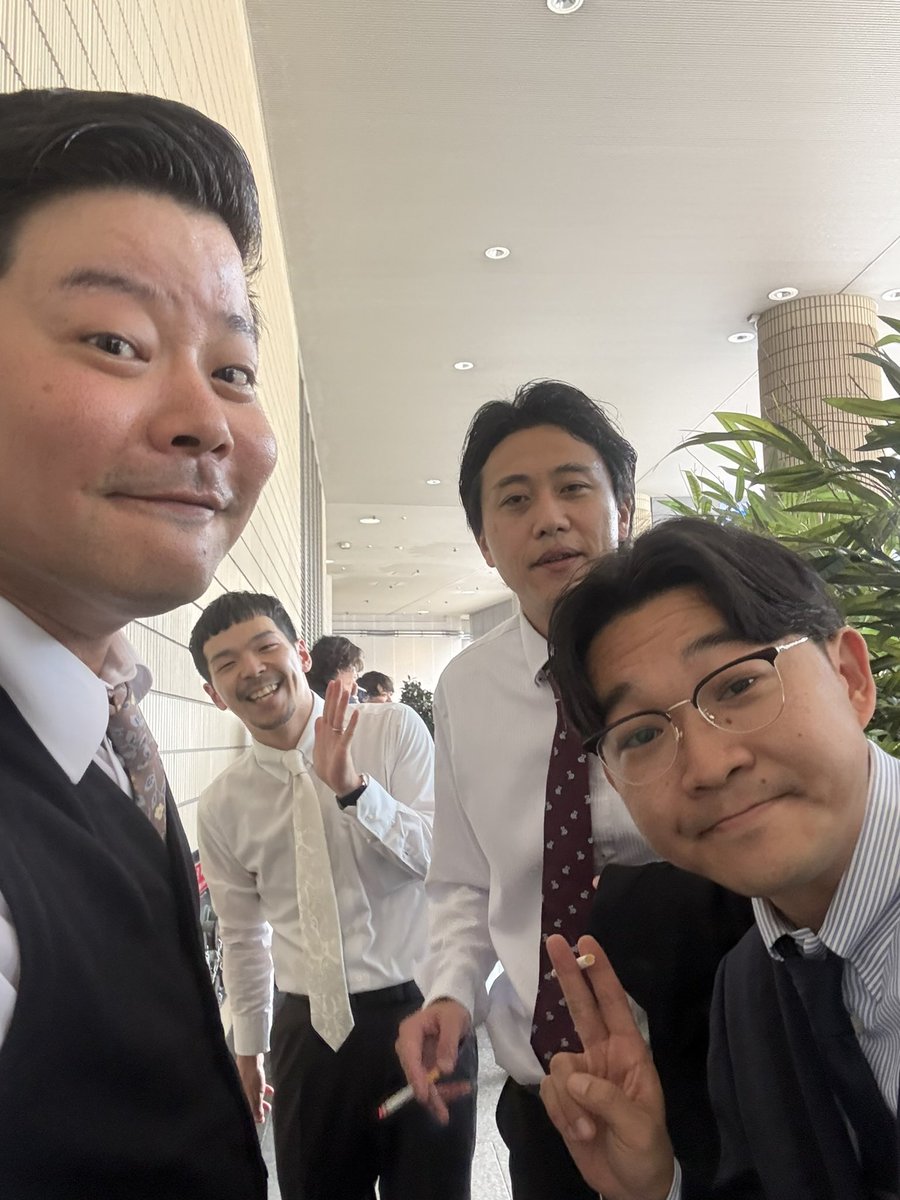 yonemesho's tweet photo. 吉野の結婚式最高でした💍
柏木のスピーチが良すぎて全員泣いてた。
吉野お幸せに🥰
同卓みんなで吉野と、自撮り棒スタンバイ銀次さんとナベ、喫煙所の伊藤と柏木と素敵じゃないか2人の親友新野君、すんごい色のカクテル呑んでる畠中 https://t.co/pq5ngoktsL