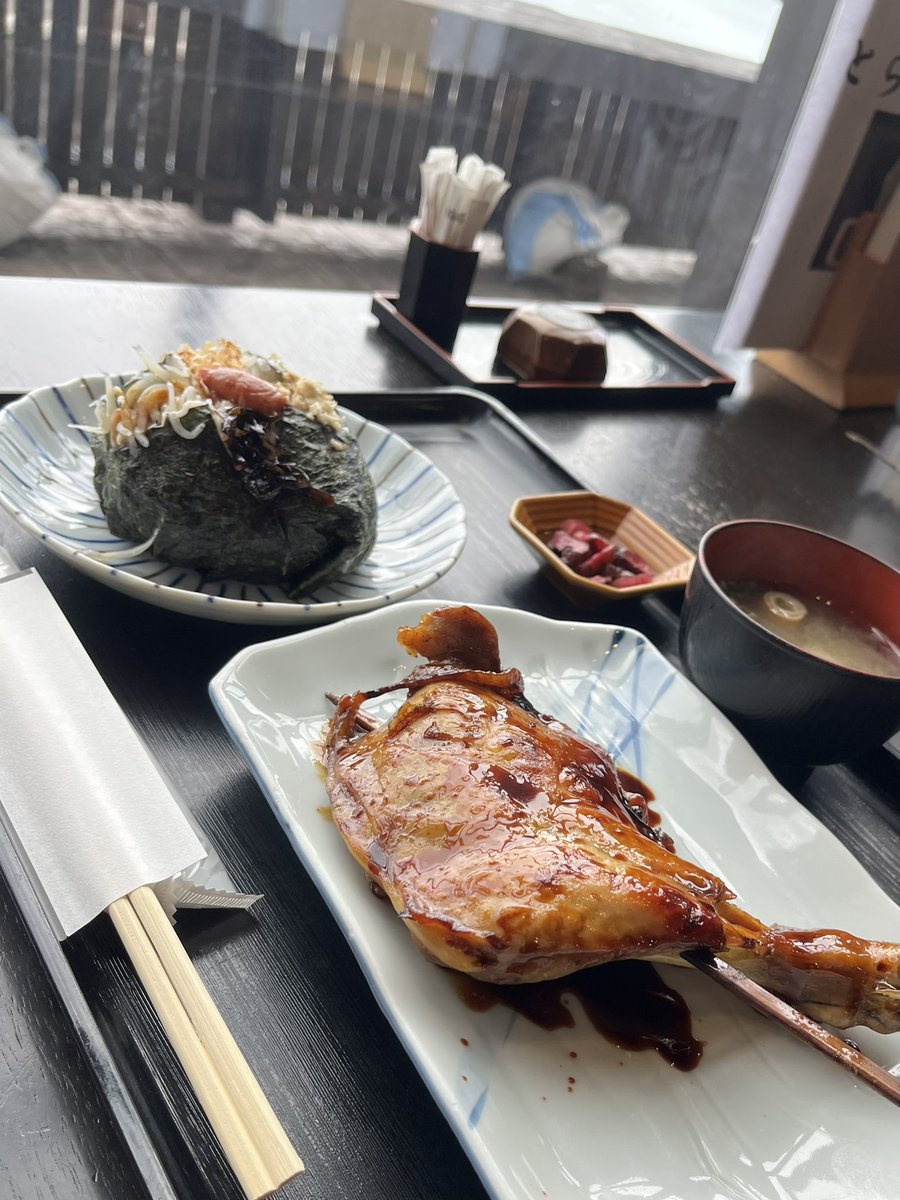 tetu23208468's tweet photo. デカチキン🍗とデカおにぎり🍙 https://t.co/3nE6Hc7iuN