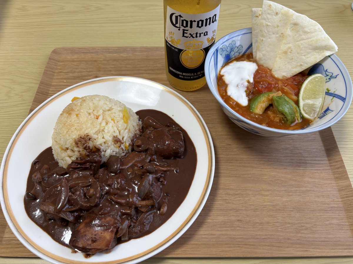 modottekitahiko's tweet photo. 今日はメキシコ料理DAY🇲🇽
朝：チラキレス（トルティーヤのトマト煮）
昼：ポジョデモーレ（鶏肉のチョコソース煮）、ソパデトルティーヤ（スープ）
夜：白身魚のタコス
デザート：トレスレチェ（ミルクケーキ）

モーレの味が慣れなくて、ちょっとキツかったかも。他は美味しかった！ https://t.co/Qt5rnHZLm0