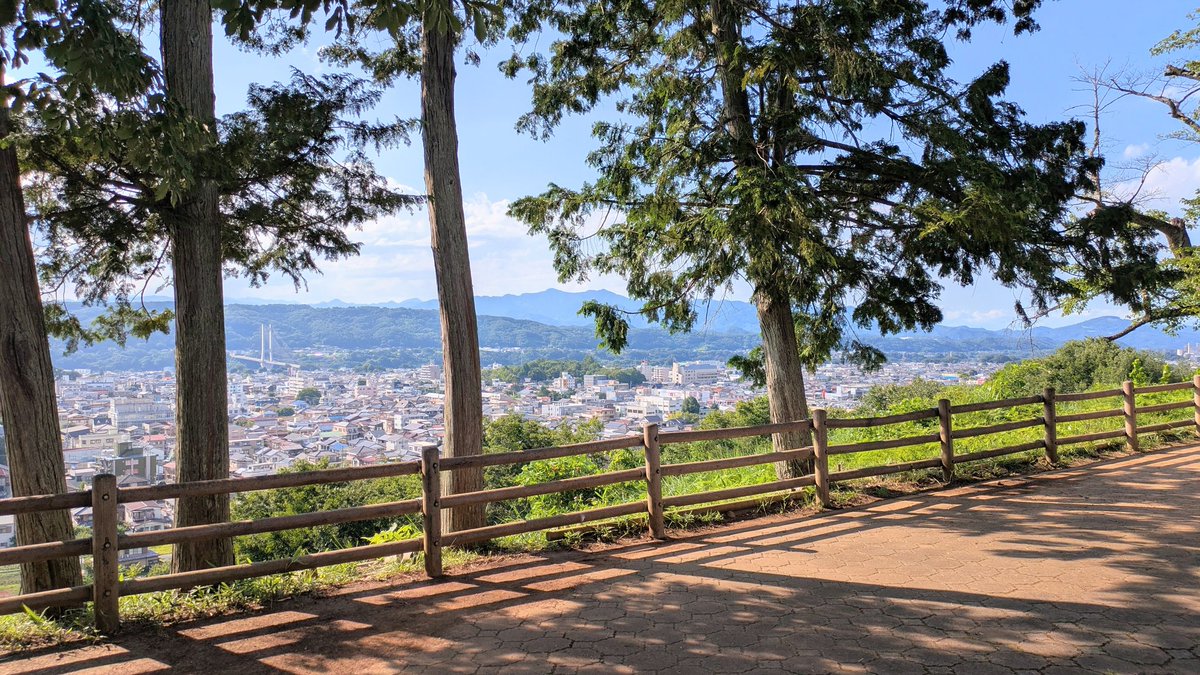 milestone_ccb's tweet photo. 羊山公園　見晴らしの丘

15年前、ここで景色を眺めていたら、突然1台の車がやってきて、中から白いワンピースを着た4人の男性が降りてきました。
どうやら、秩父が舞台のアニメ「あの花」のファンイベント「ゆきあつまつり」の参加者だったようです。
今年は15周年ということで、様々な記念イベ文字数 https://t.co/KNMaNVZHVP