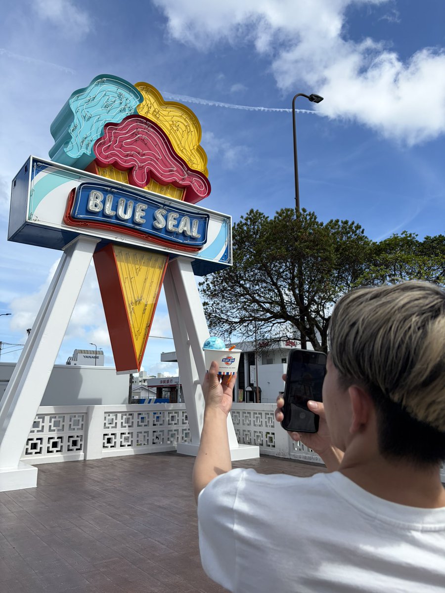 sei_snoo's tweet photo. 彼氏のお誕生日サプライズ旅行1日目🎉
沖縄到着した初日は、アメリカン詰め合わせで旅行気分☝️☝️
 #沖縄
 #アメリカンビレッジ
 #ブルーシール
 #ゲイ https://t.co/OGc6AFkz9q