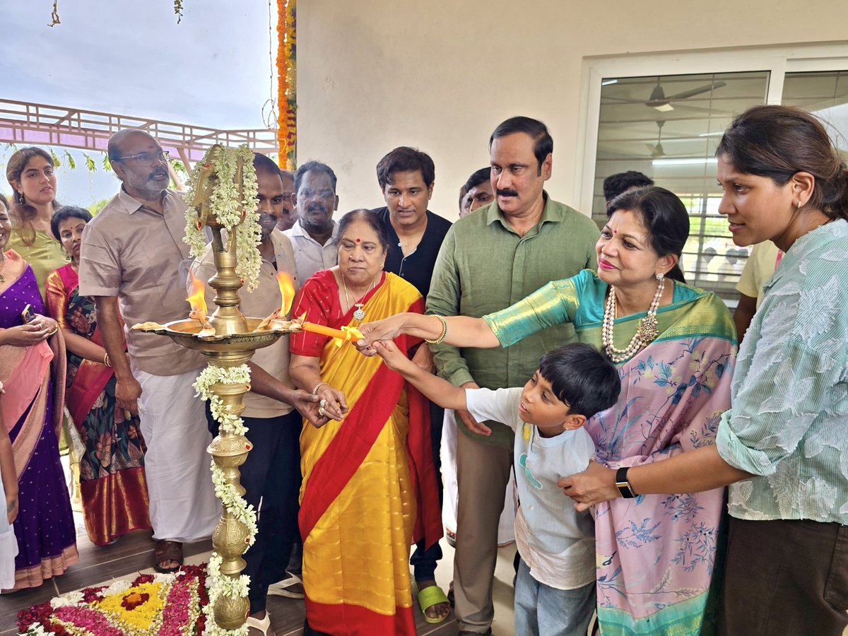 draramadoss's tweet photo. விழுப்புரம் மாவட்டம், திண்டிவனம் அருகே ஒலக்கூரில் அமைந்துள்ள மருத்துவர் ச.இராமதாசு கல்வி அறக்கட்டளையில் மருத்து அய்யா அவர்களின் 88-ஆவது பிறந்தநாள் விழா, மரக்கன்றுகள் நடும் விழாவில், மருத்துவர் அய்யா மற்றும் சரசுவதி அம்மையார் ஆகியோருடன் பங்கேற்ற போது. உடன் முனைவர் சௌமியா அன்புமணி MLA மற்றும் குடும்பத்தினர்.!
