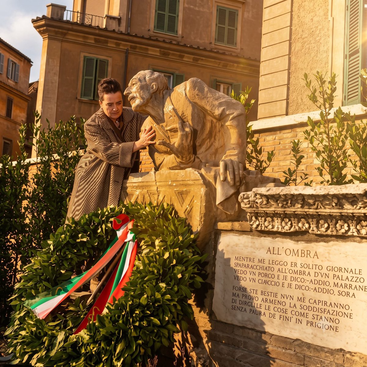 TrastevereRM's tweet photo. Rosa Tomei , porta fiori al busto di trilussa di cui lei è stata fedele donna di casa per anni ed anni , 1954, in quella occasione la piazza di ponte sisto fu ribattezzata piazza trilussa #romaacolori #indietroneltempo https://t.co/nVPmzujHUA