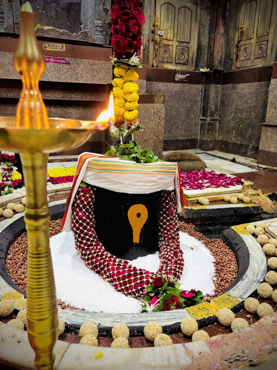 12Jyotirling's tweet photo. श्री परली वैद्यनाथ ज्योतिर्लिंग संध्या आरती श्रृंगार | 25.07.2026

Shri Parli Vaidyanath Jyotirlinga Sandhya Aarti Shringar | 25.07.2026 https://t.co/rpMGC11uQn