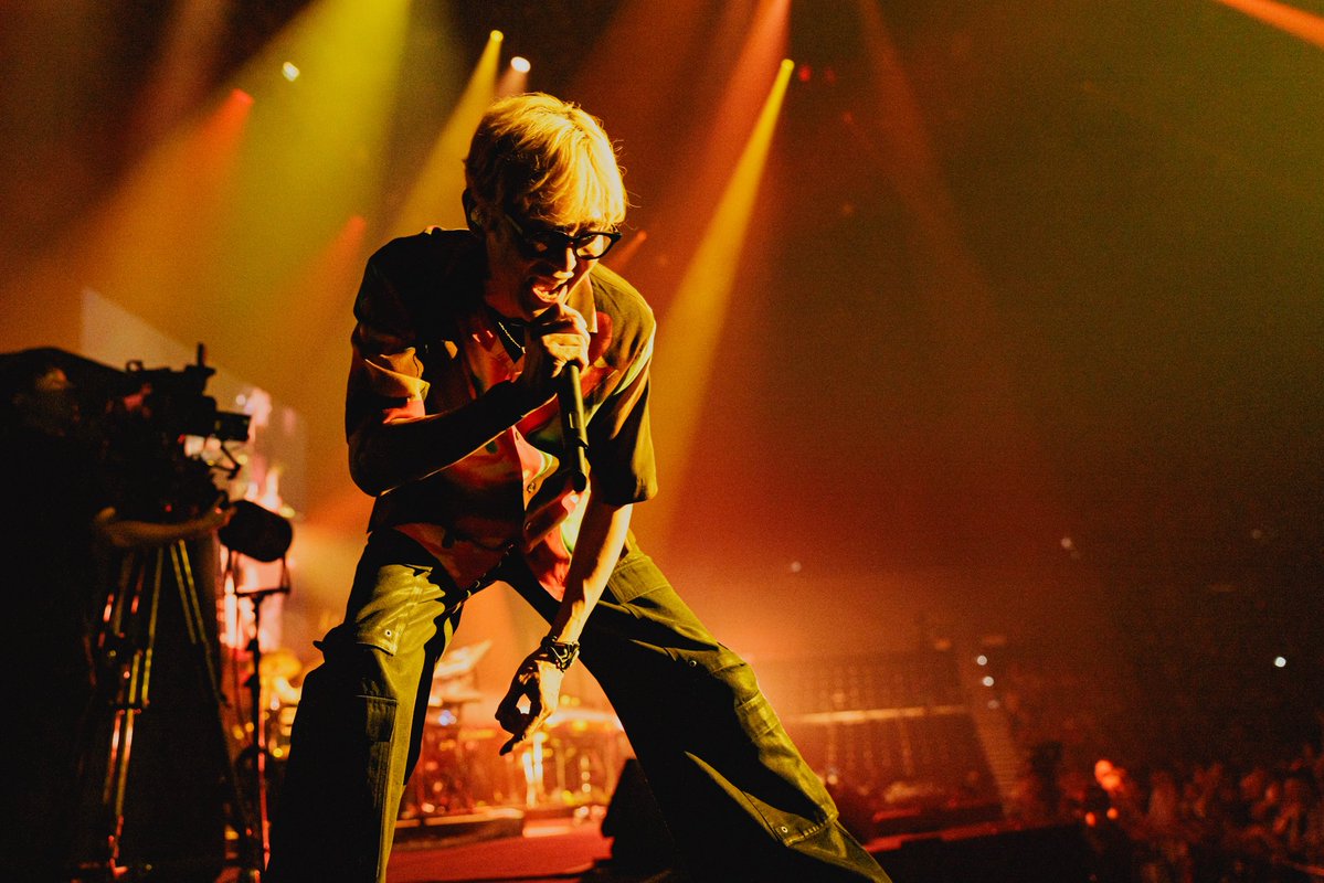 shikaosuga's tweet photo. 一瞬で終わってしまった今夜のLIVE。

今までさ、色々うまくいかないことや悔しいこと、ずっとやってきたトレーニングやレッスン、強引に独立したこと・・・いろんなことが、今夜全部吹き飛んだ。あぁ、今日のために踏ん張ってきたんだなってね、思えたのよ。

5000人の一体感と熱量 声援、バンドからの愛情グルーヴ、これ以上ないアニバーサリーライブだったと涙してます。

疲れたから、今日は寝ます。また明日から引っ越し作業、がんばります。

#スガシカオ #BESTSESSIONS 
Photo By ヨシモリユウナ