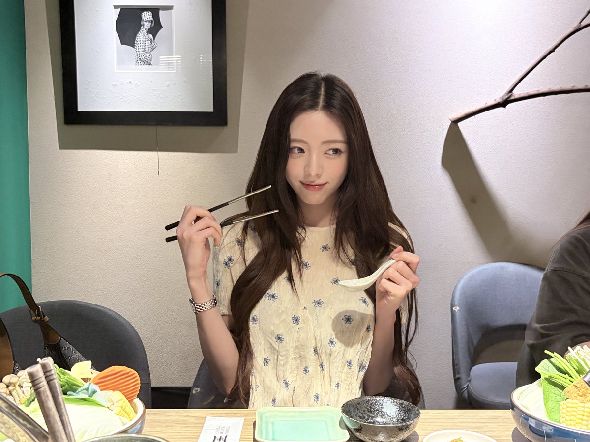 shinyunabase's tweet photo. Yuna shared a photo on 🫧that was taken by Ryujin. Earlier, Yuna mentioned that she would be having dinner with Ryujin. https://t.co/Iy8SnX7nw4