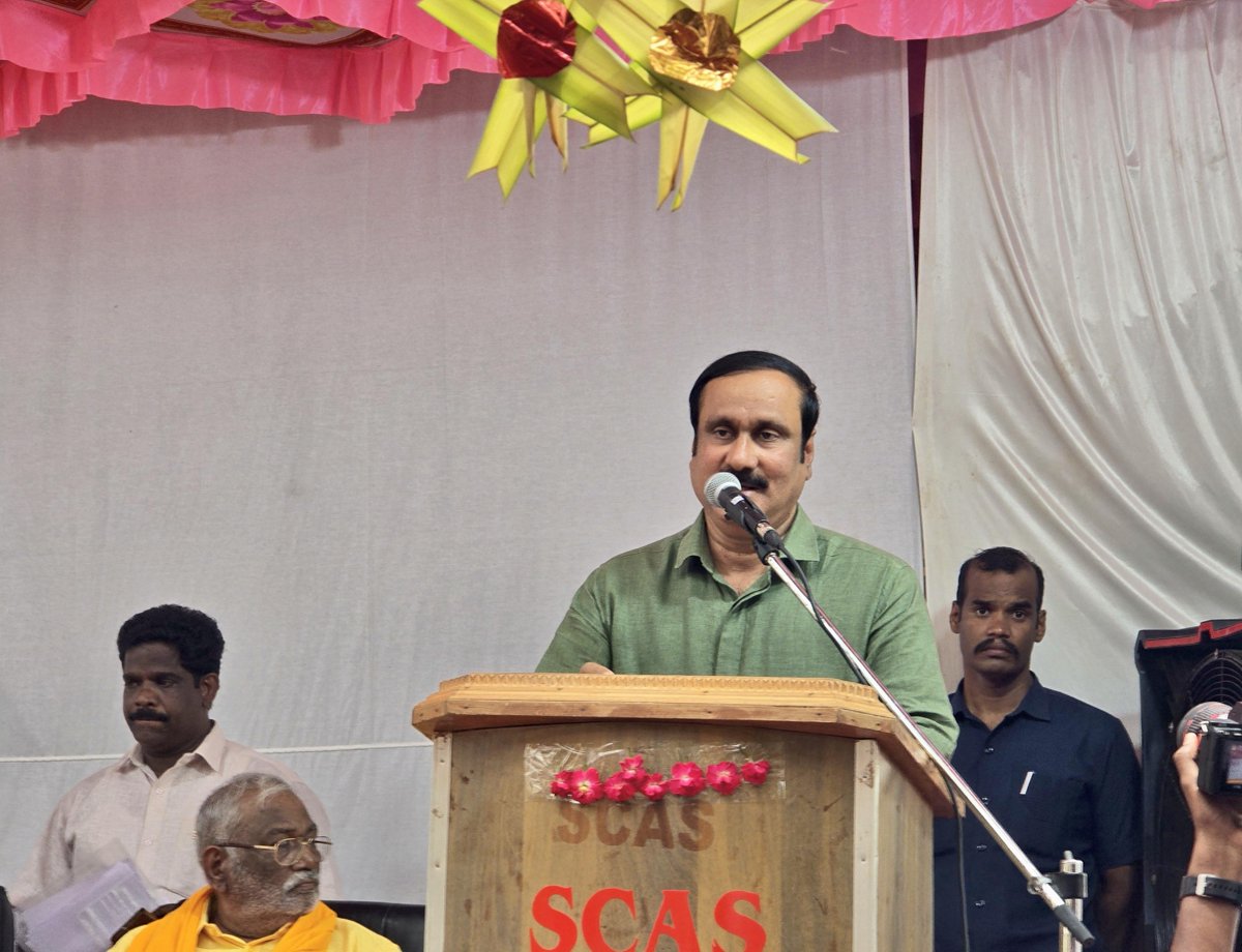 draramadoss's tweet photo. விழுப்புரம் மாவட்டம், திண்டிவனம் அருகே ஒலக்கூரில் அமைந்துள்ள மருத்துவர் ச.இராமதாசு கல்வி அறக்கட்டளையில் மருத்து அய்யா அவர்களின் 88-ஆவது பிறந்தநாள் விழா, மரக்கன்றுகள் நடும் விழாவில், மருத்துவர் அய்யா மற்றும் சரசுவதி அம்மையார் ஆகியோருடன் பங்கேற்ற போது. உடன் முனைவர் சௌமியா அன்புமணி MLA மற்றும் குடும்பத்தினர்.!