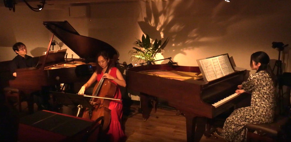 vcmayumi's tweet photo. 昨日は2pianos アストゥリアス、ありがとうございました！！
すごく没入感満載でした！緊張したけど！
右と左から別々の旋律のピアノを全身に浴びて幸せでした✨
チェロをフィーチャーして下さった曲も多く、めっちゃ歌いこめました☺️
まかないのカレーはまじで絶品すぎた…😍 https://t.co/59BXHVTYSv
