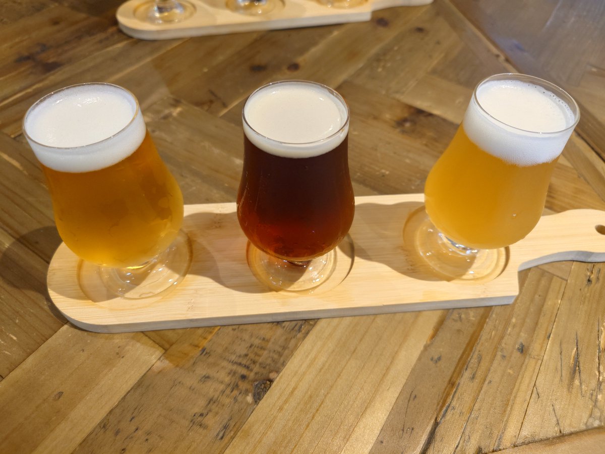 kagepee1's tweet photo. 藤沢ビールハウスでクラフトビールを飲む。個人的には真ん中の紅潮ビールが好きだねー。 https://t.co/P7fuZxrwmW