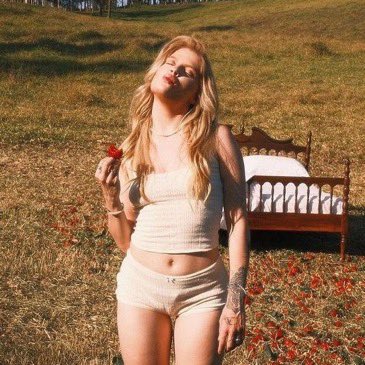 SonzaMediaa's tweet photo. 🚨LEMBRAM? Luísa Sonza mantém o maior peak (#18) de um artista pop brasileiro no “Daily Top Artists Global” no Spotify. https://t.co/cFIWUvuhwc