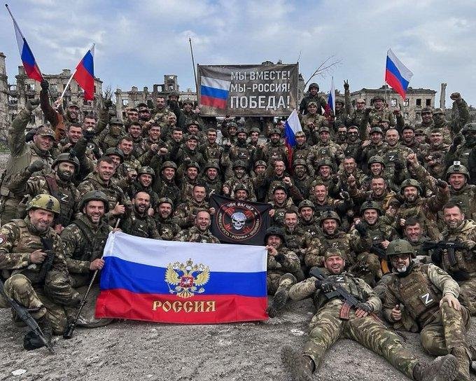 remi_philiponet's tweet photo. L'armée russe avance sur toute la longueur de la ligne de front en Ukraine.
Plus étonnant, du côté de Zaporijjia, elle avance dans la profondeur du territoire ukrainien.
De plus, des rumeurs font état d'une offensive majeure russe de missiles dans les prochaines heures avec l'emploi, pour la première fois, de missiles nord-coréens.

Les pantalonades ridicules de Zelensky et Trump ne trompent que les imbéciles et les ignorants.
Ces crétins de Nazis hitlériens ukrainiens ont organisé une foire aux drones en pensant que les Russes n'étaient pas au courant.
La foire aux drones s'est terminée dans le sang : presque tous les participants, 1000 personnes environ, auraient été tués.

Les États-Unis sont tenus en échec au Moyen-Orient et dans les plaines du Dniepr.

"Qui trop embrasse mal étreint".

Les États-Unis comme Israël ne savent faire qu'une seule chose à la perfection : massacrer des civils sans défense.
Dans ce domaine, ils sont indépassables.
Pour le reste, ils n'arrivent pas à la cheville des Iraniens et des Russes.
