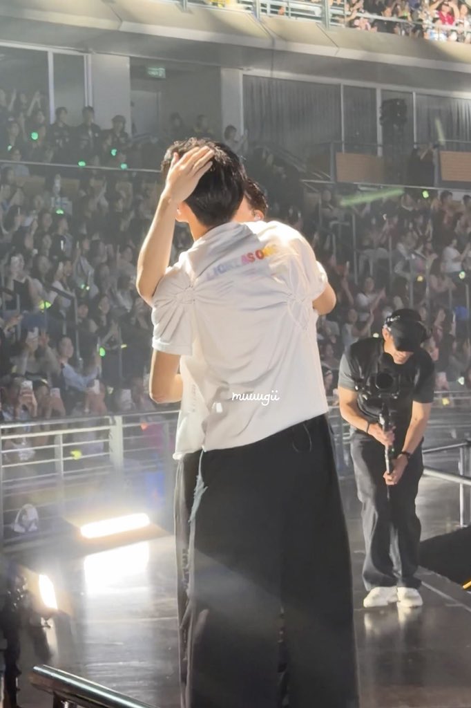 mikangzz's tweet photo. ตอนแรกคิดว่าจะเดินมาเจอกันหน้ามัมพอดี แต่น้องภีมหันไปเห็นน้องไทยเดินเข้าไปเลย จบมัมเดรสส พี่ตากล้องคนนั้นหนูต้องเห็นภาพนี้ชัดๆ แบบ อฟช นะคะ!! 🐶🐶🫂
#PEEMWASU #THAIchayanon
#BUS_LIGHTASONE_D2 https://t.co/AvXoT8vST3