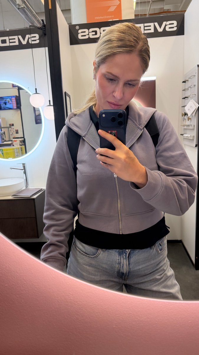 LanaStJames's tweet photo. choosing new paint, a mirror, and lighting for the bathroom, main criterion: selfie-friendly https://t.co/JnZnre6YHl