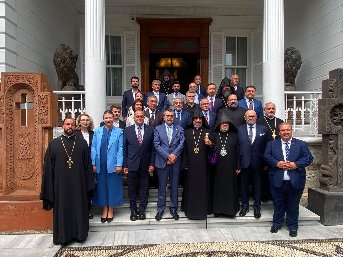 AvMuhammedalan's tweet photo. İlçe Başkanımız Sn.Serkan Polat ile birlikte Millî Eğitim Bakanımız Sn. Yusuf Tekin’in katılımlarıyla Türkiye Ermenileri Patrikliği’nde gerçekleştirilen ziyaret programına katılım sağladık.

Programın, birlik ve beraberliğimizin güçlenmesine vesile olmasını temenni ediyoruz.🤝 https://t.co/TmTnKxg39h