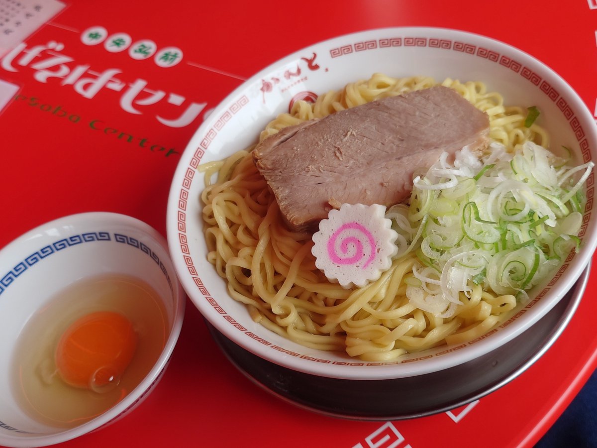 oilandapple's tweet photo. #中央弘前混ぜそばセンター 夜の部
~あの方のツッコミ付き~
🍏「食べていくの?…てか今日、何回目?w」
油「え〜っと、コレで2杯目(だけど、ここに来る前に八助に寄ってるから実質3杯目)かなー🤔」
まさかいるとは思わなかった🍜🤣
#弘南鉄道
#大鰐線
#中央弘前駅
#OURINPROJECT 
#王林 https://t.co/OyOTBmli8m
