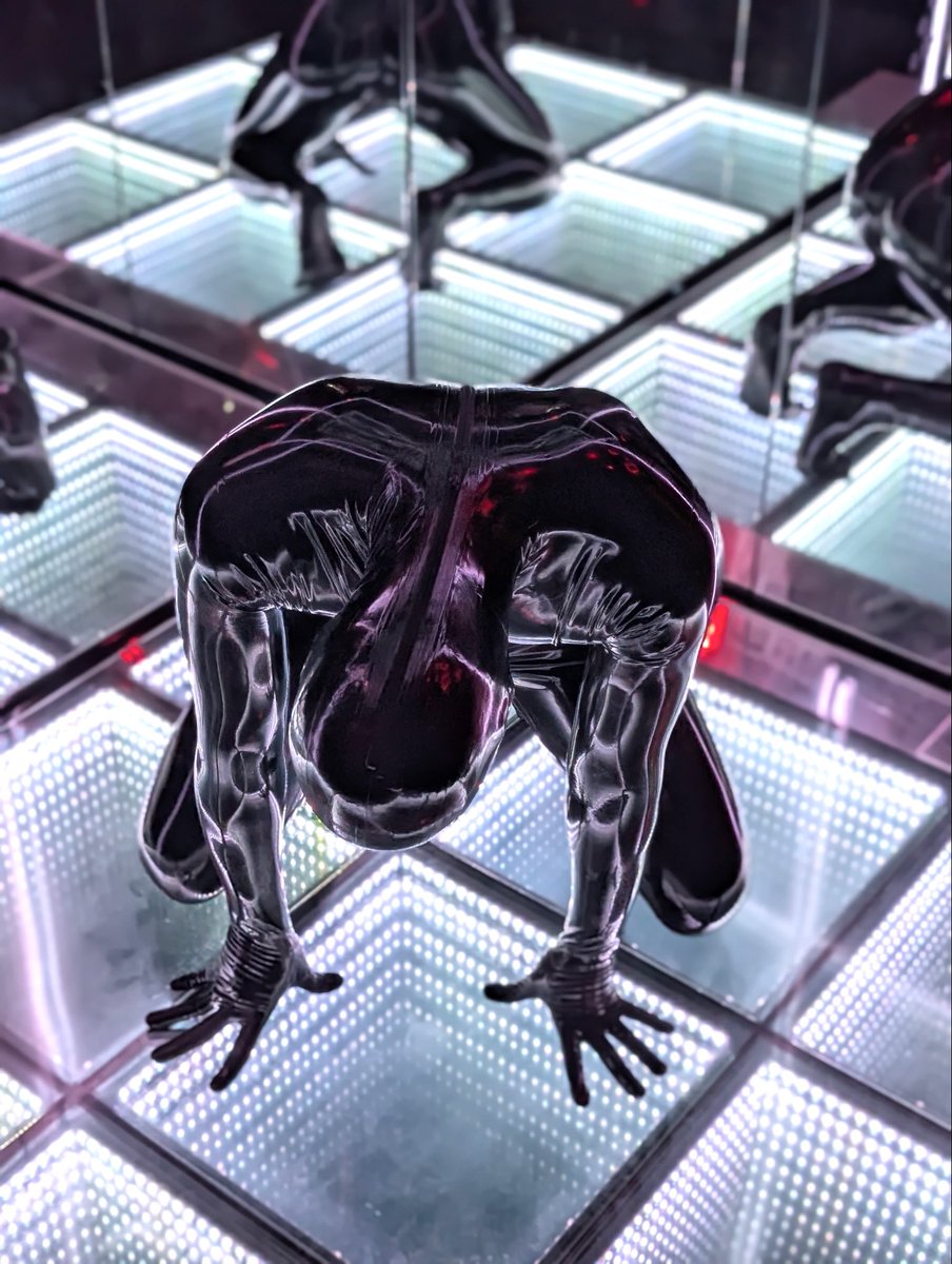 Sharf_Charles's tweet photo. ✨ Light, shadow, and emotion. ✨

Rubber suit 0.3mm  : @forfunbangkok 
📍 : @500cafebangkok 
📸 : @Rubberforfun https://t.co/uG4YCfHQpW