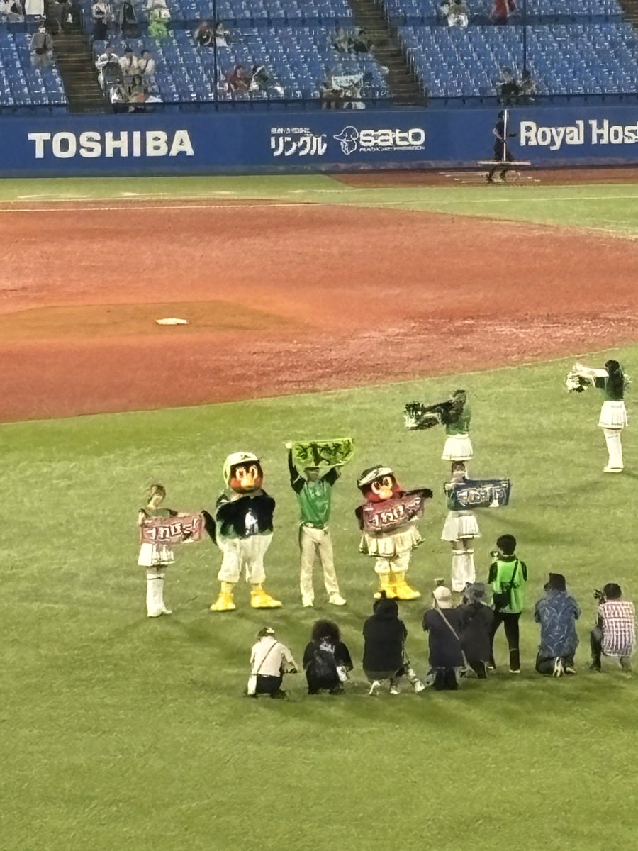 ai_flyhigh's tweet photo. 現地スワホー⛱️嬉しい！
今日はいつも違うとこで見たけど、
新鮮✨だった
#swallows https://t.co/b6kC4Mbsjb