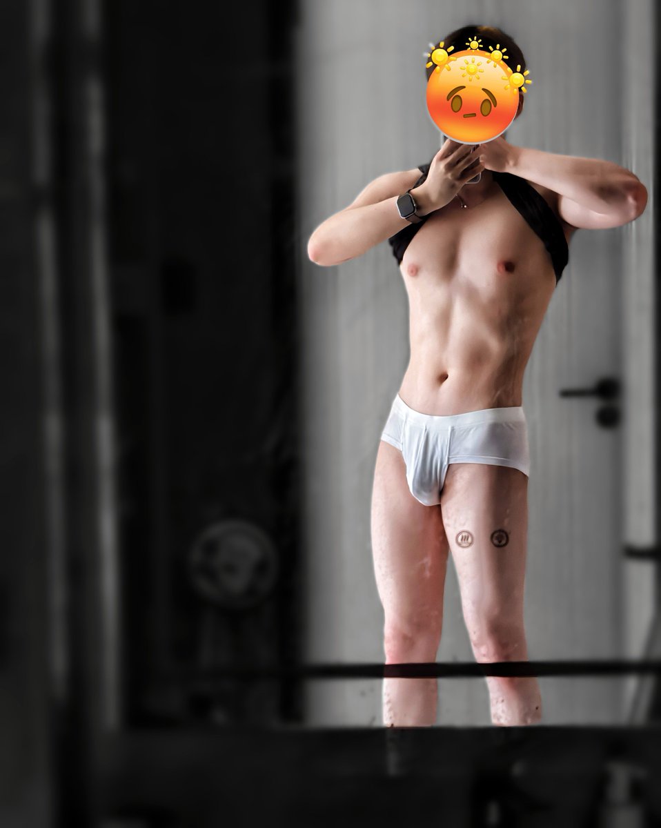 sexstudents's tweet photo. 悬挂卷腹确实是有用的。
每日一问，什么时候有大胸和明显的腹肌🥵 https://t.co/npOGeUplD3