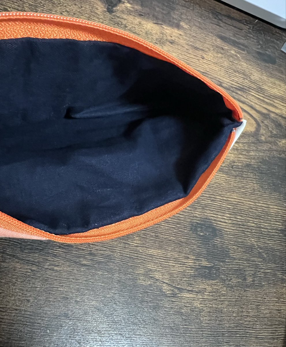 manapspspsps's tweet photo. 3作品目🧵改めてペンケース作りに挑戦。柄を揃えるのがコツがいるし、きっちら型紙を元にした素材を使ってるのにガタガタ。ファスナーの最初と最後も変に巻き込んで塗ってしまってる。 https://t.co/dvIw9X2rD5